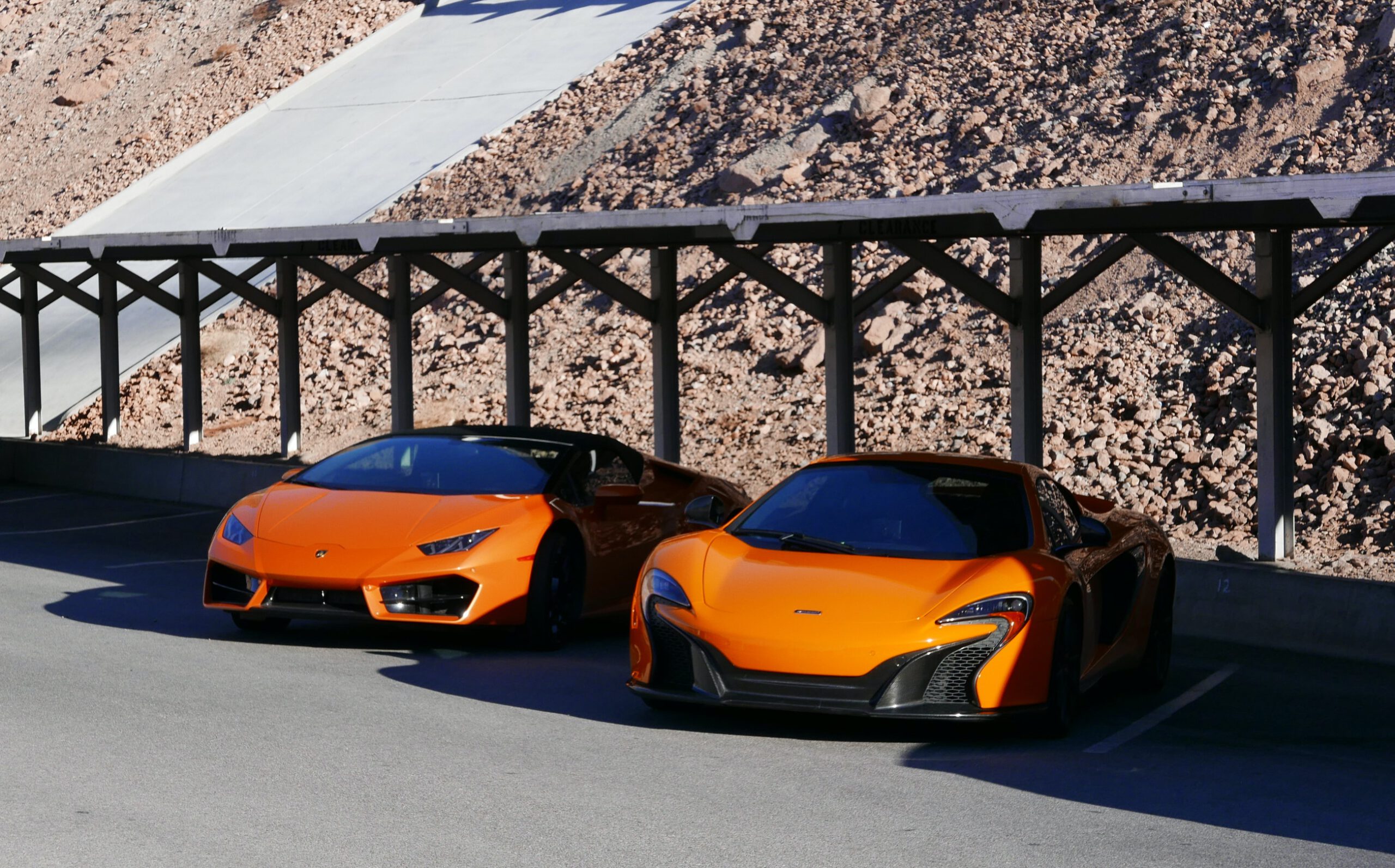 Dwa pomarańczowe sportowe samochody McLaren